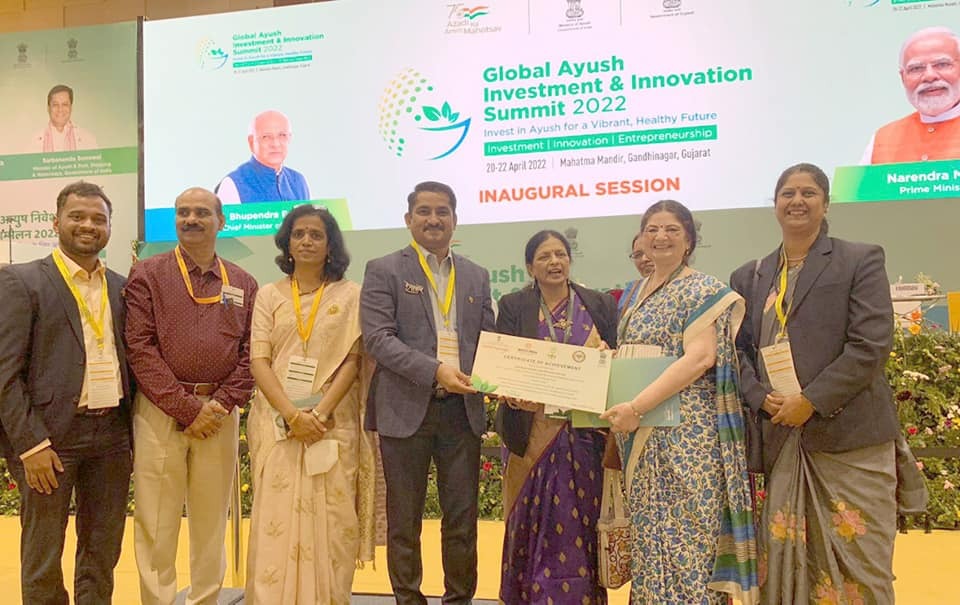 Dr. Nilesh Dhavale receiving the Ayush Startup India Award 2021